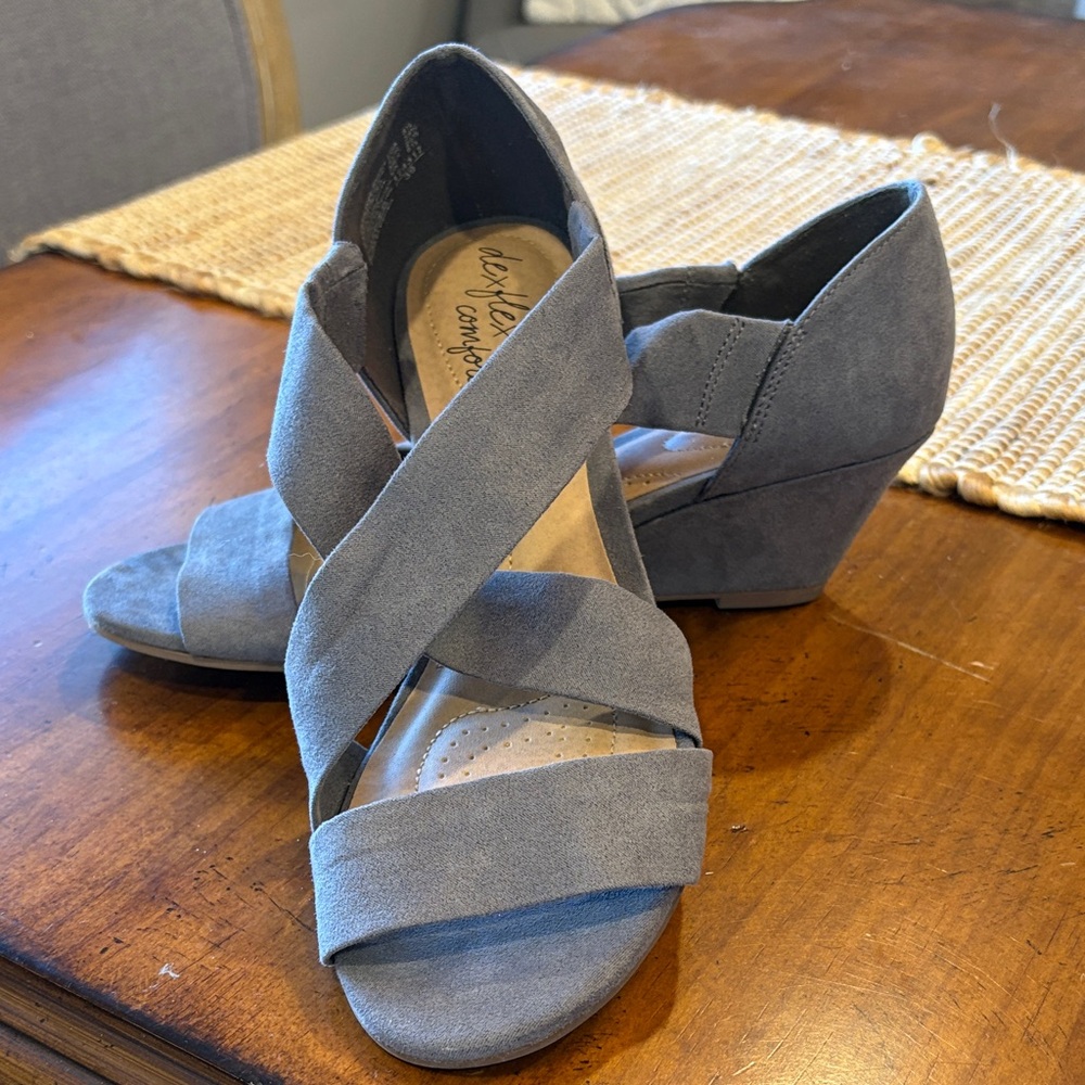 dexflex comfort Women's Gray Suede Crisscross Sandals